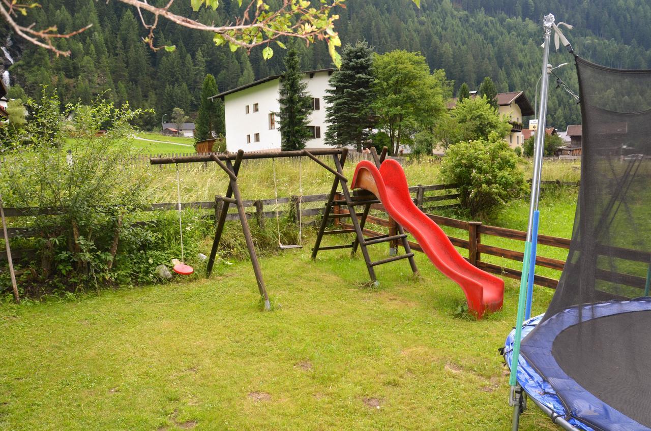 Sonnenhof - Apartments & Zimmer Kaunertal Extérieur photo